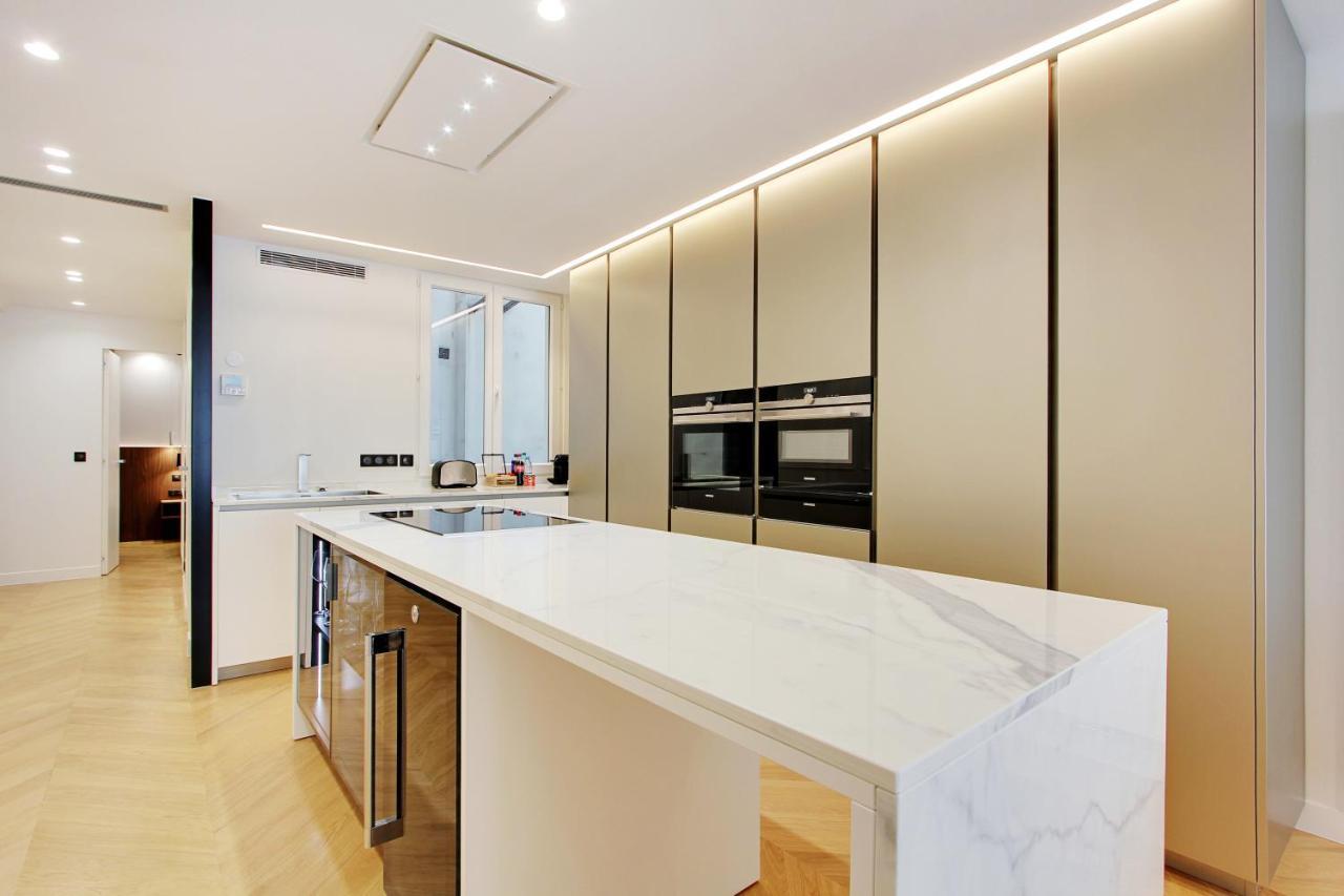 Stunning Apartment With View At The Very Heart Of Париж Екстериор снимка